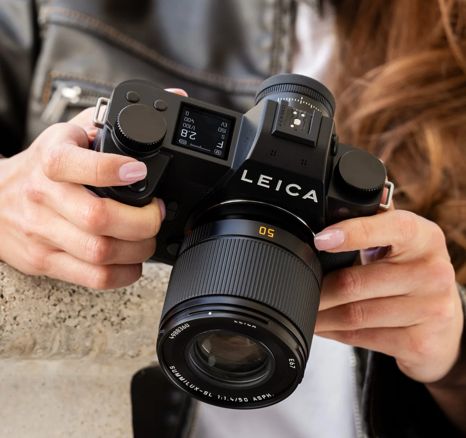 Camera Leica SL3-P, un model avansat pentru fotografii și videografi.