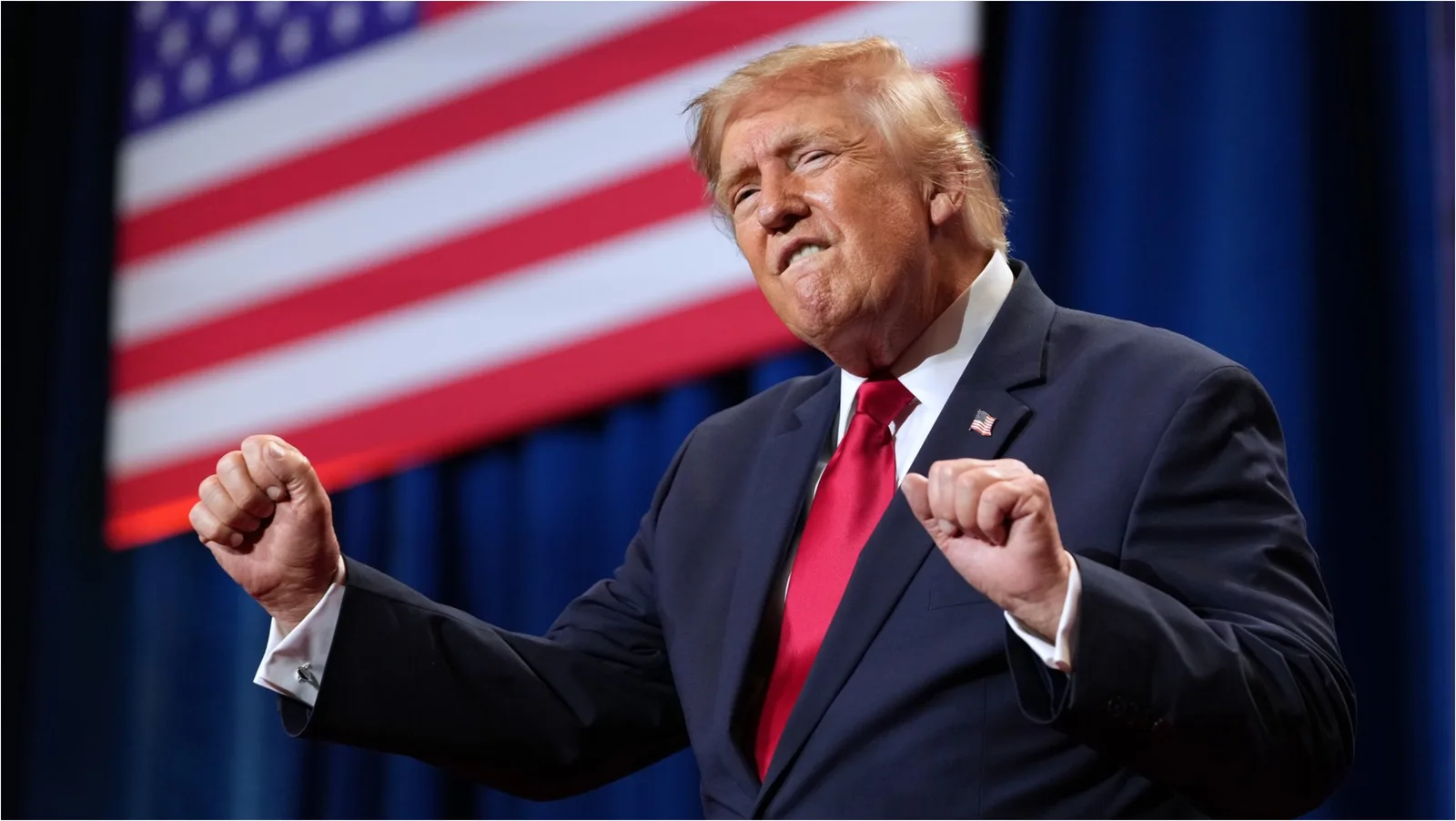 Donald Trump discutând despre dificultățile negocierilor cu Iranul la un miting electoral.