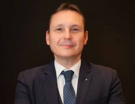 Cosmin Călin, noul director adjunct la Banca Transilvania, zâmbind în costum.