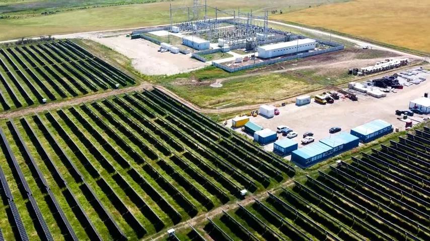 Parc fotovoltaic cu panouri solare și turbine eoliene.