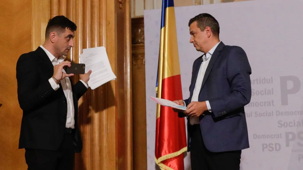 Politicieni discutând despre moțiunea de cenzură în Parlamentul României.