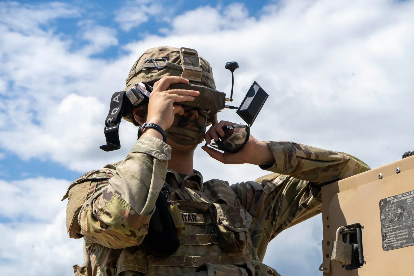 Soldat american folosind echipamente tehnologice avansate în misiune.