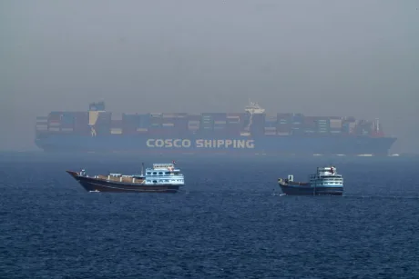 Vase de transport navigând în apropierea unei nave cargo pe mare.