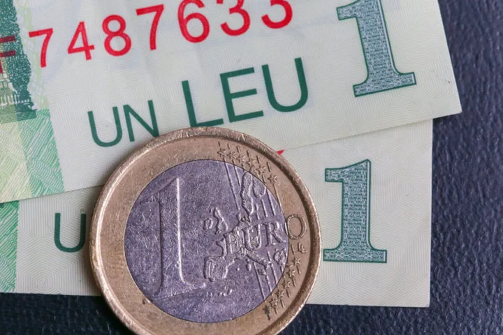 Bancnote de leu și euro, simbolizând fluctuațiile valutare recente.