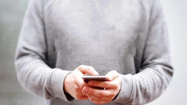 Utilizator care testează un smartphone cu eSIM pentru internet mobil gratuit.