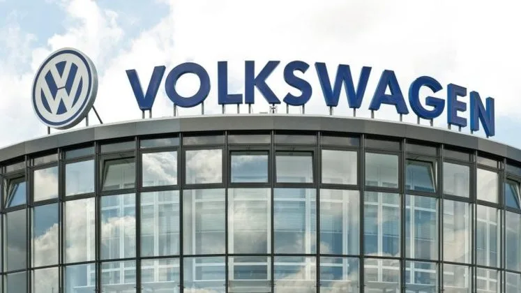 Logo Volkswagen pe clădirea centrală, simbol al industriei auto germane.