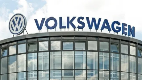 Logo Volkswagen pe clădirea centrală, simbol al industriei auto germane.