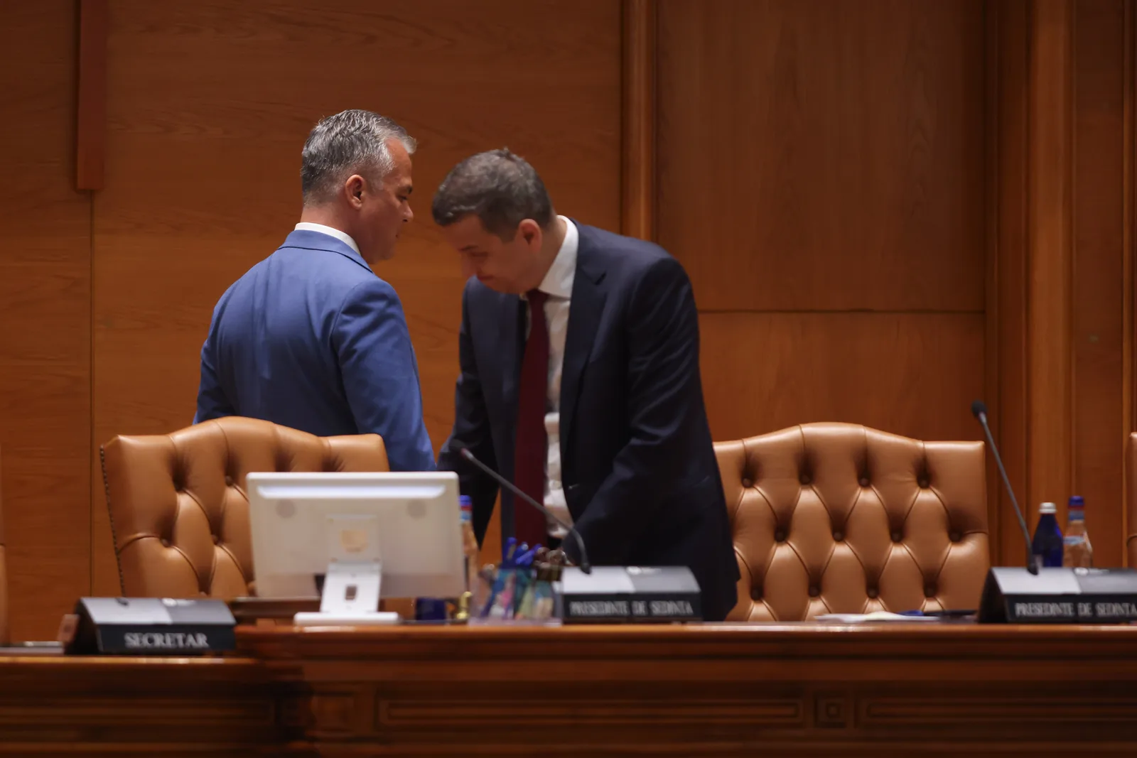 Discuții între liderii politici în Parlamentul României pentru formarea unui nou guvern.