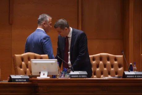 Discuții între liderii politici în Parlamentul României pentru formarea unui nou guvern.