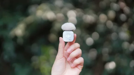 Microfon wireless Mic Mini 2S, ideal pentru interviuri și podcasturi.