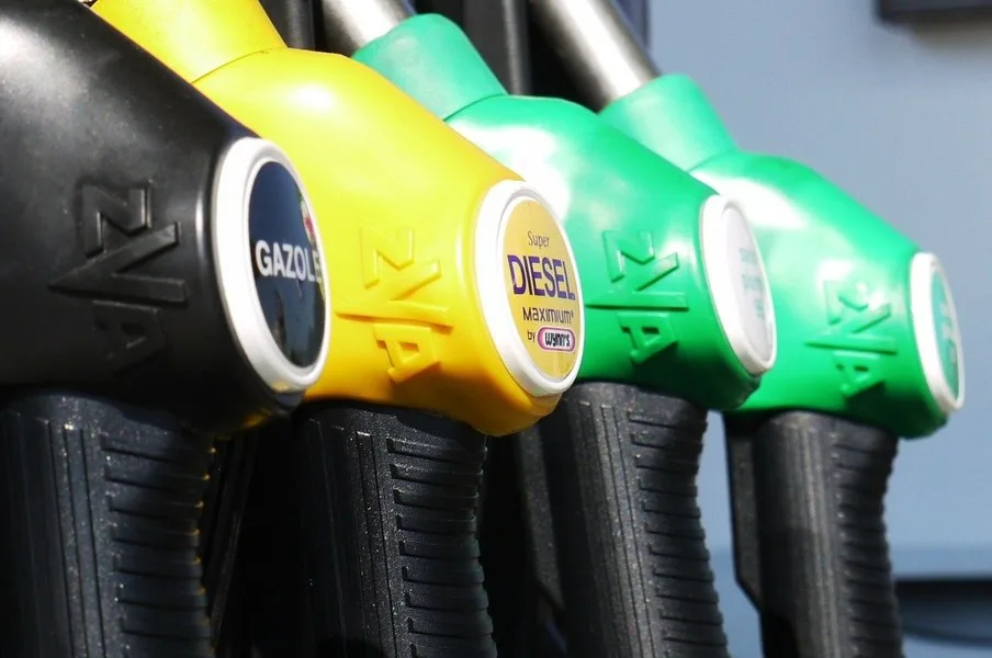 Pompe de motorină colorate la o stație de alimentare.