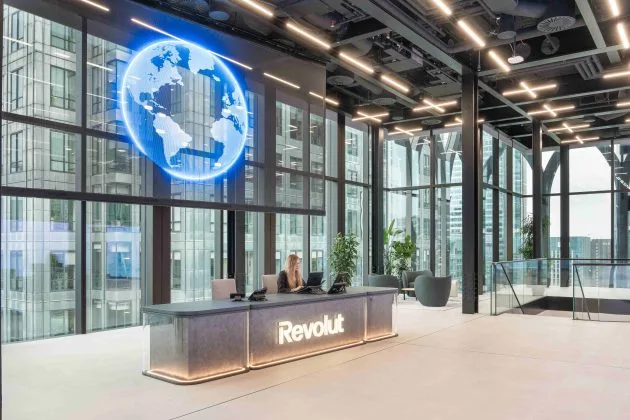 Birou modern Revolut cu feronerie luminoasă și design contemporan.