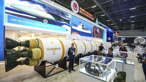 Avionul de luptă Kaan expus la Saha Expo 2026.