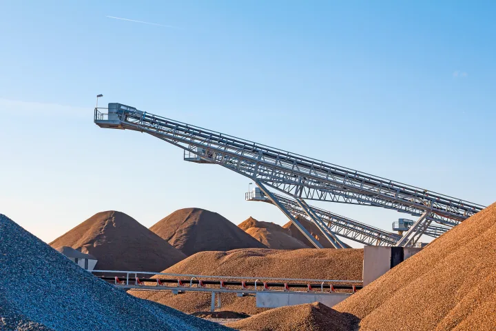 Peisaj industrial cu echipamente pentru procesarea mineralelor rare.