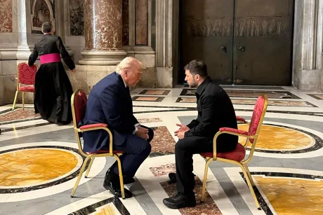 Trump și Zelenski discutând la Casa Albă despre sprijinul militar.