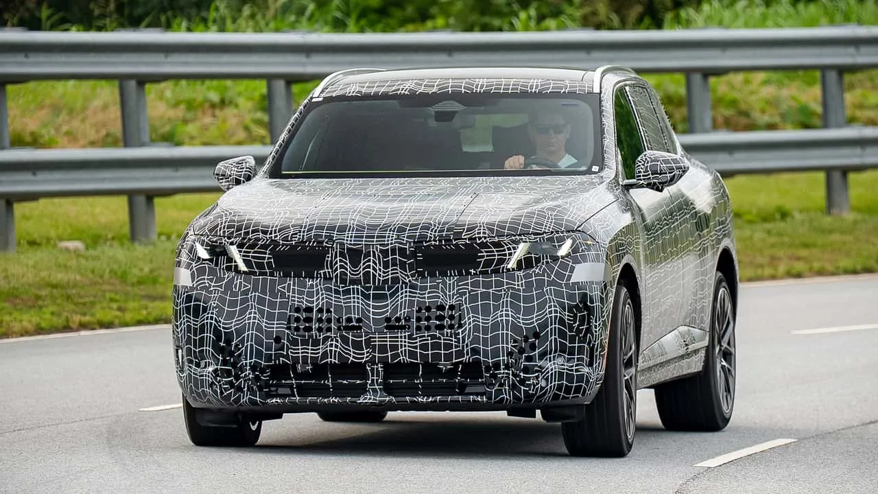 Prototipul BMW X5 în teste, cu design camuflat pe drum.