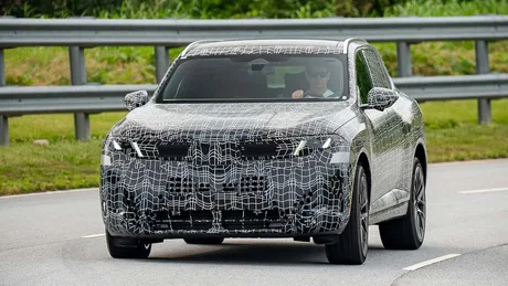 Prototipul BMW X5 în teste, cu design camuflat pe drum.