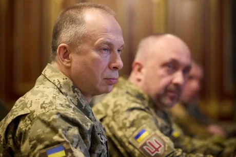 Comandantul ucrainean discutând strategii militare în cadrul unei întâlniri oficiale.