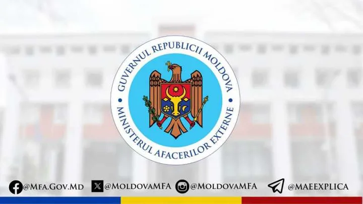Sigla Ministerului Afacerilor Externe al Republicii Moldova pe un fundal colorat.