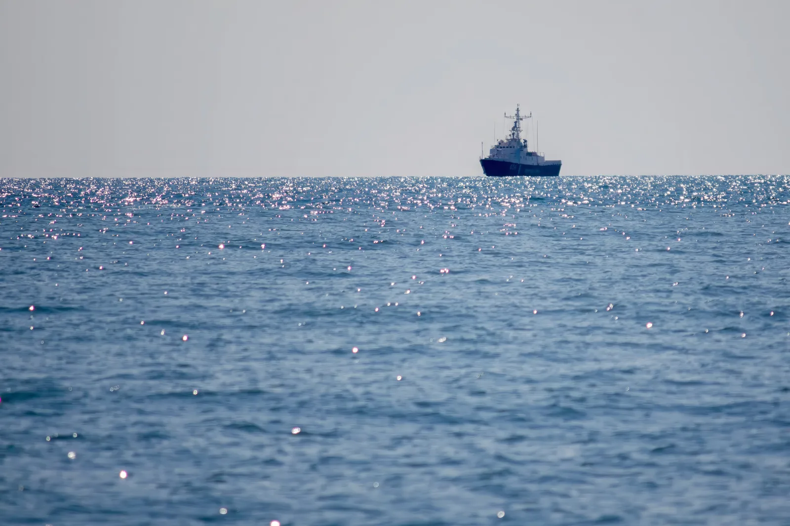 Nave civile navigând pe Marea Neagră într-un context de tensiuni maritime.