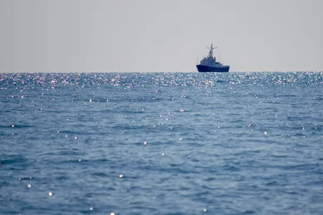 Nave civile navigând pe Marea Neagră într-un context de tensiuni maritime.