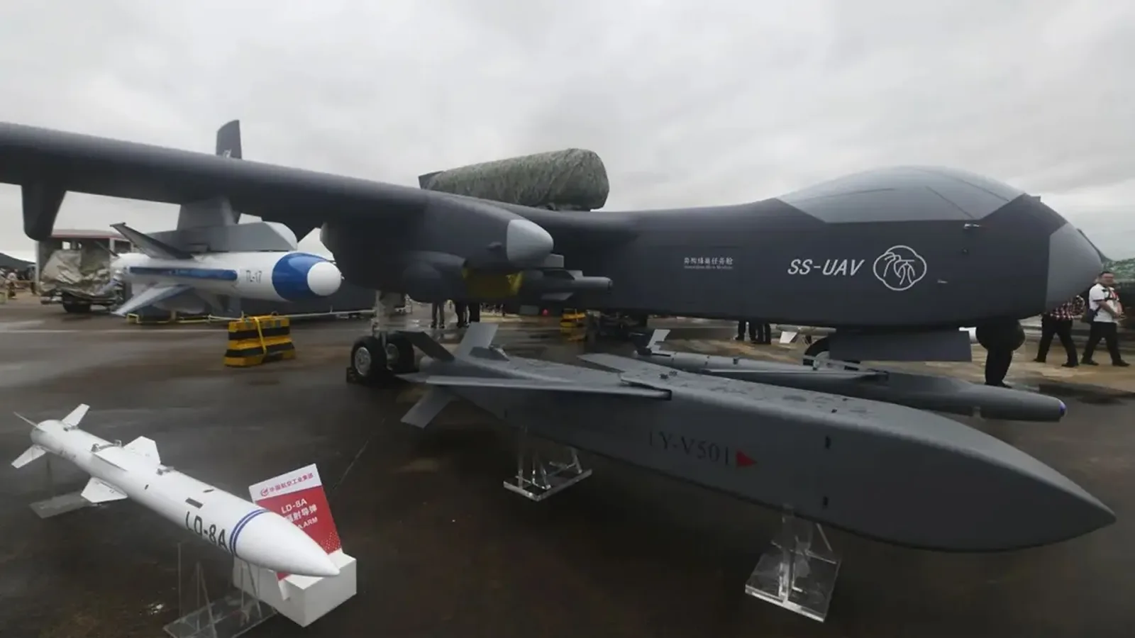 Drone militare expuse, evidențiind tehnologia avansată din armata Chinei.