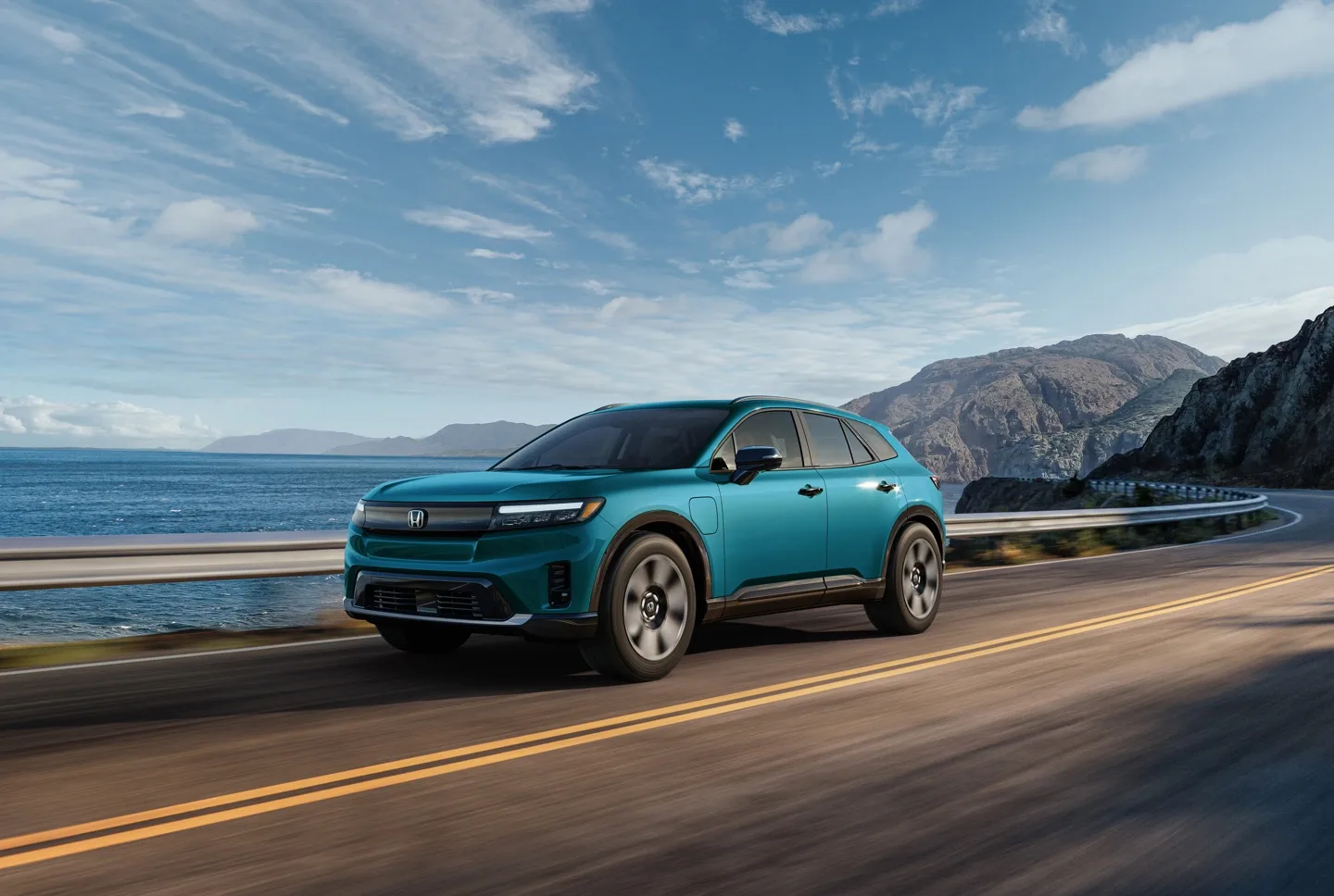 Honda lansează un nou model electric pe drum, cu peisaj montan în fundal.