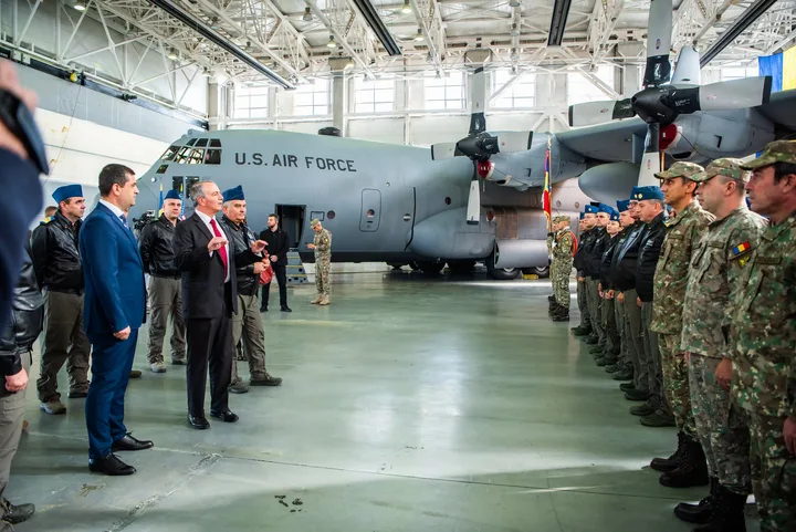 Ceremonie de predare a aeronavei C-130 Hercules la Baza 90 Transport Aerian.