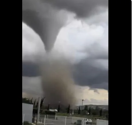 Tornadă în Aude, Franța, provocând distrugeri și răniri.