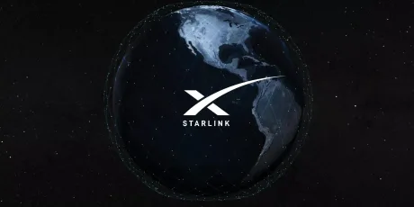 Harta globului cu logo-ul Starlink, evidențiind acoperirea globală.