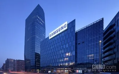 Clădirea Samsung Electronics iluminată noaptea în Coreea de Sud.