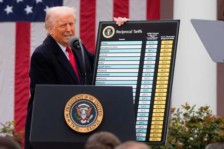 Donald Trump anunță noi tarife pentru importuri din 60 de țări.