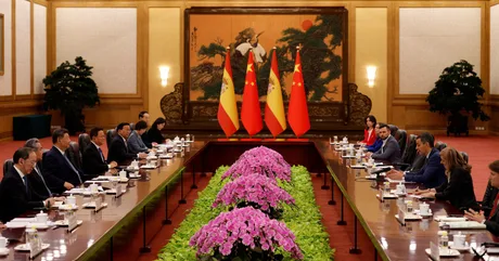 Întâlnire diplomatică în Beijing, cu flori și steaguri chinezești.