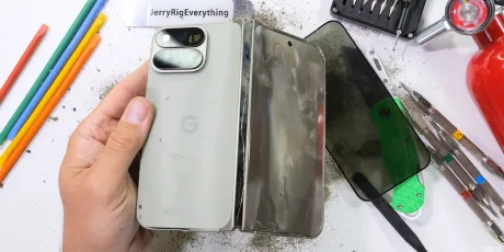 Pixel 11 Pro Fold testat pentru rezistență la îndoire, evidențiind slăbiciuni structurale.