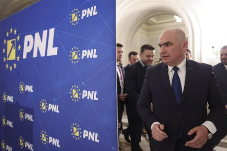 Lideri PNL discutând despre reorganizarea filialelor și schimbările interne.