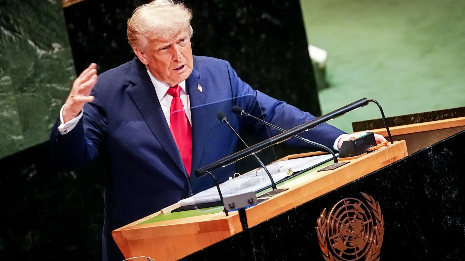 Donald Trump discutând despre o nouă organizație internațională la Casa Albă.