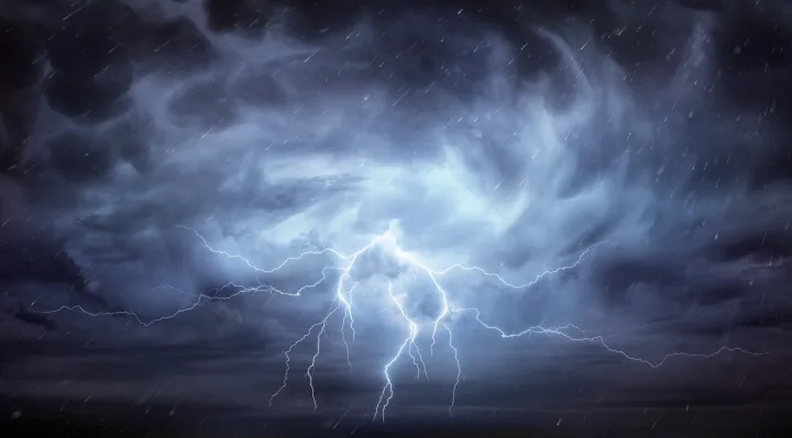 Fenomene meteorologice extreme cu ploi și vijelii în România.