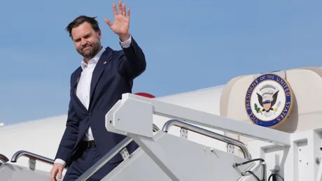 Un oficial american salută la plecarea de pe aeroport, în contextul negocierilor internaționale.