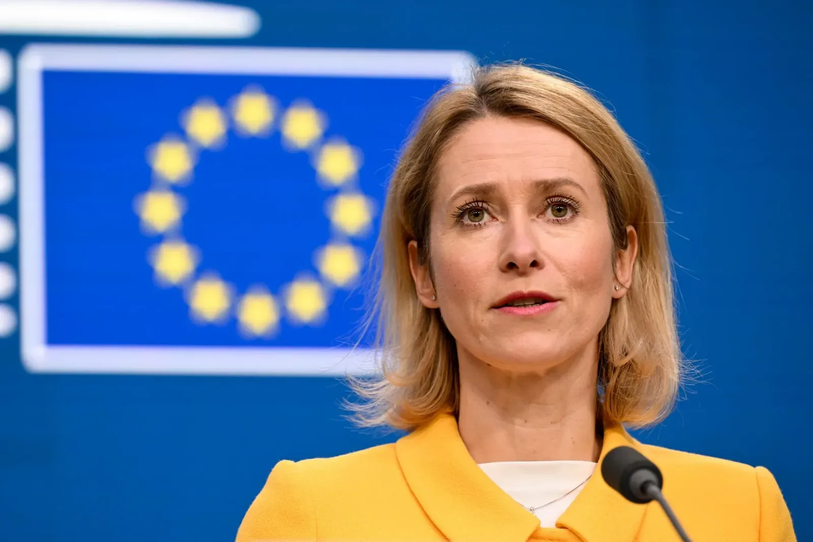 Kaja Kallas vorbește despre sancțiuni în fața presei.