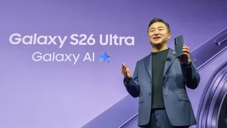 Prezentare a telefonului Galaxy S26 Ultra pe scenă.