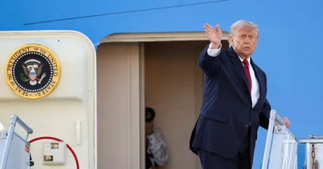 Donald Trump salutând la o conferință de presă internațională.