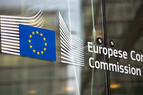 Logo-ul Comisiei Europene pe un fundal modern.