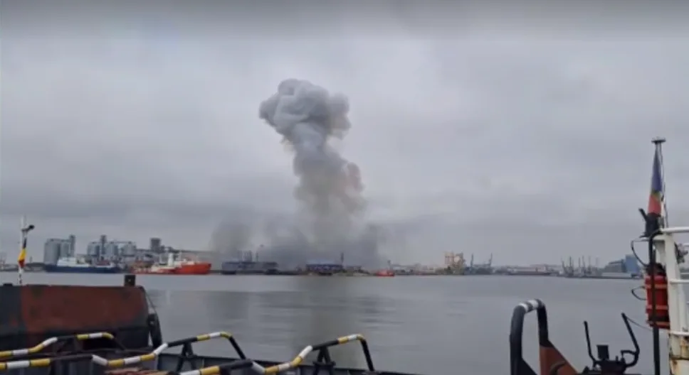 Fum gros ridicându-se deasupra Portului Constanța după o explozie.