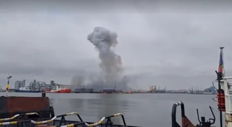 Fum gros ridicându-se deasupra Portului Constanța după o explozie.
