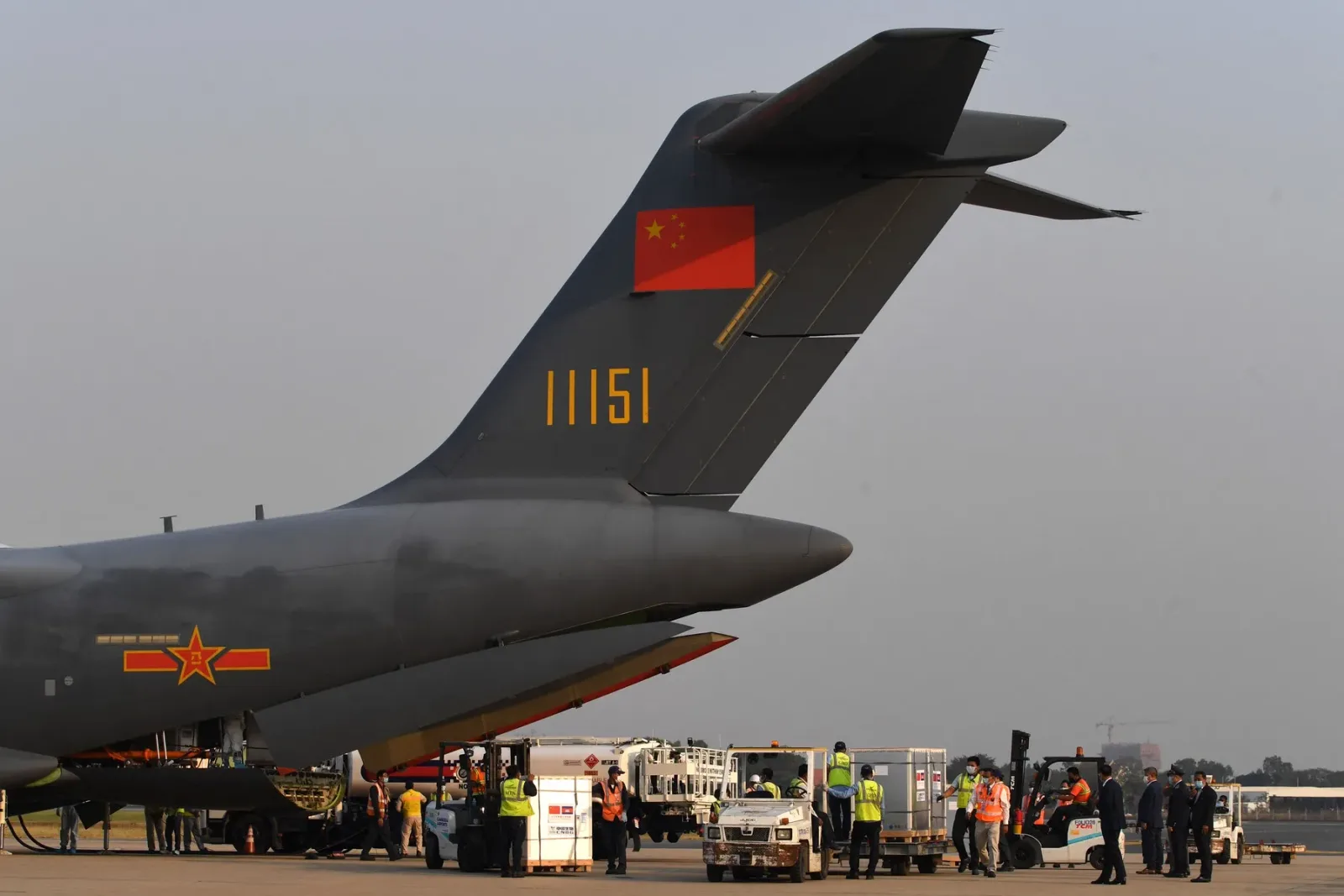 Avion militar chinez cu detalii distinctive, pregătit pentru livrare de echipamente.