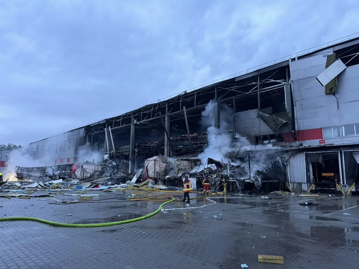 Terminalul Nova Poshta din Kiev distrus în urma atacului cu rachete.