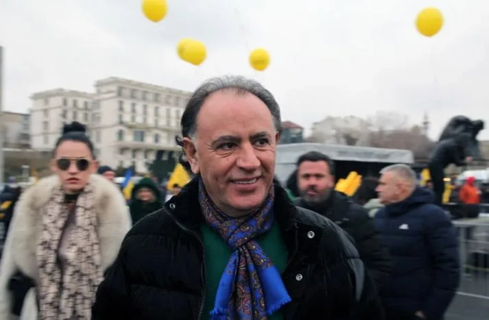 Mohammad Murad zâmbind la un eveniment public, înconjurat de susținători.