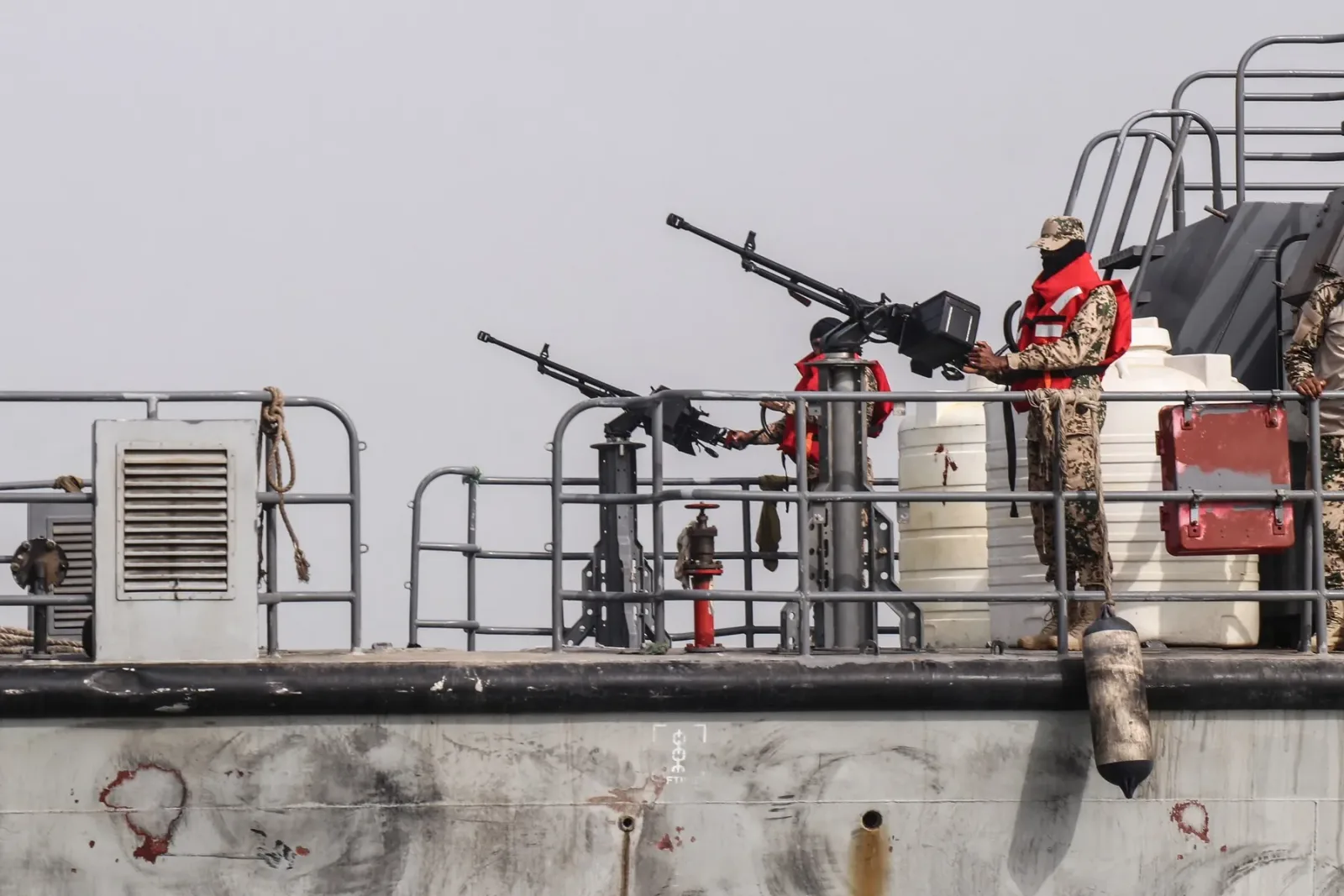 Rebelii Houthi amenință transporturile maritime din Marea Roșie.