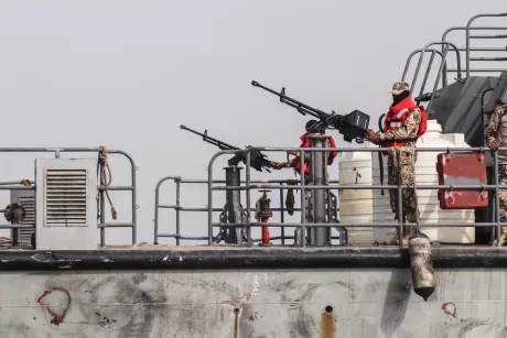Rebelii Houthi amenință transporturile maritime din Marea Roșie.