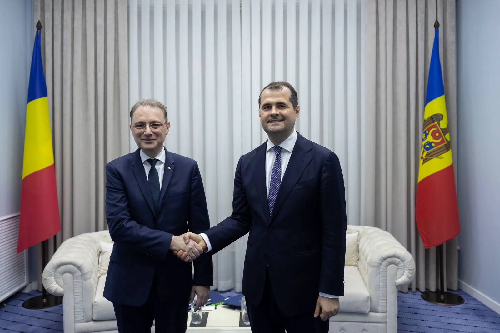Liderii României și Moldovei discută despre cooperarea în apărare și energie.